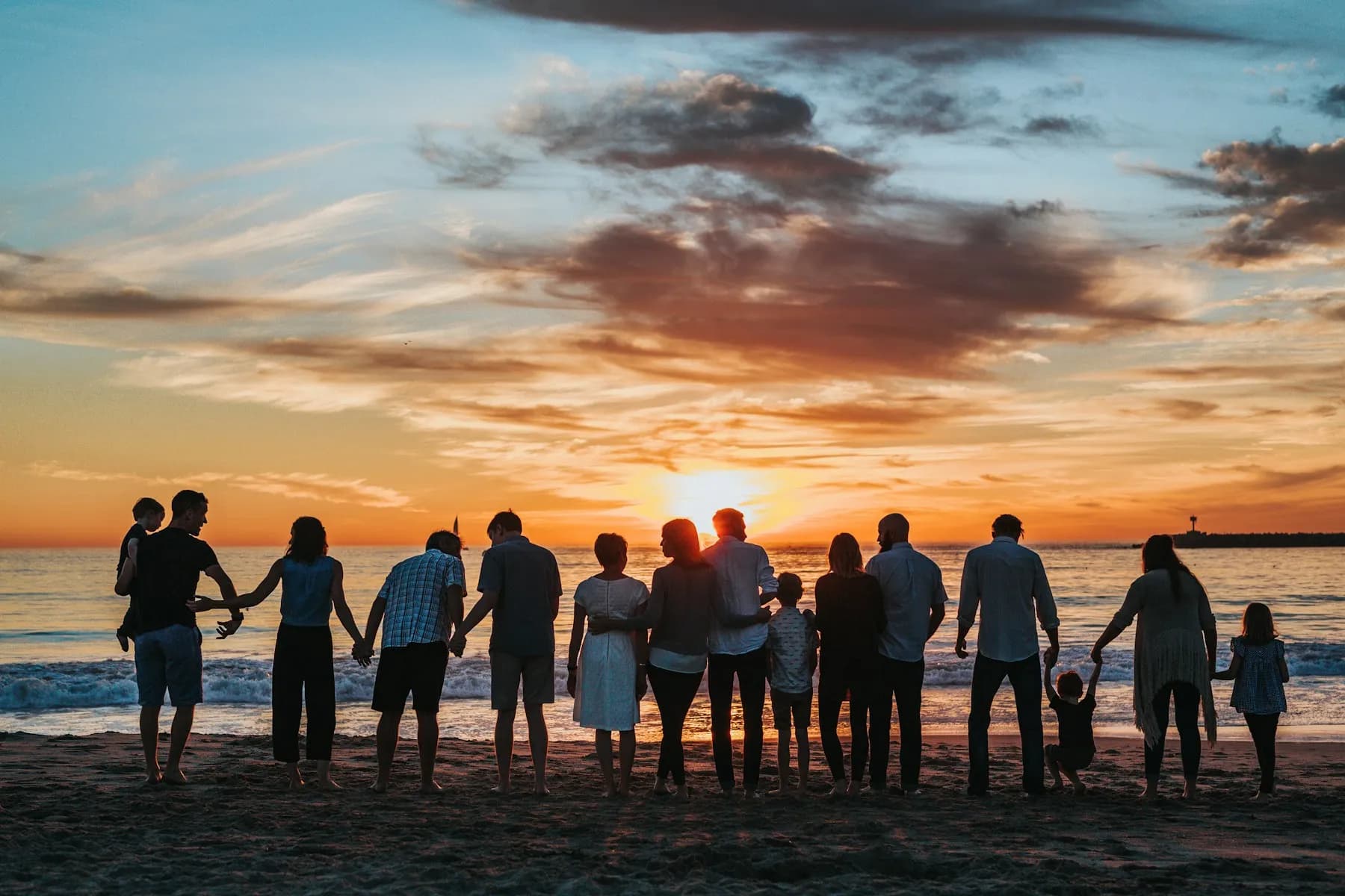 Famílias e amigos acompanhando conteúdo brasileiro